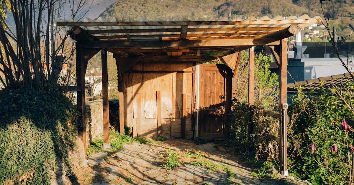 Drewniana pergola na działce bez tajemnic: jak zaprojektować, zbudować i cieszyć się cieniem przez lata