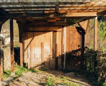 Drewniana pergola na działce bez tajemnic: jak zaprojektować, zbudować i cieszyć się cieniem przez lata