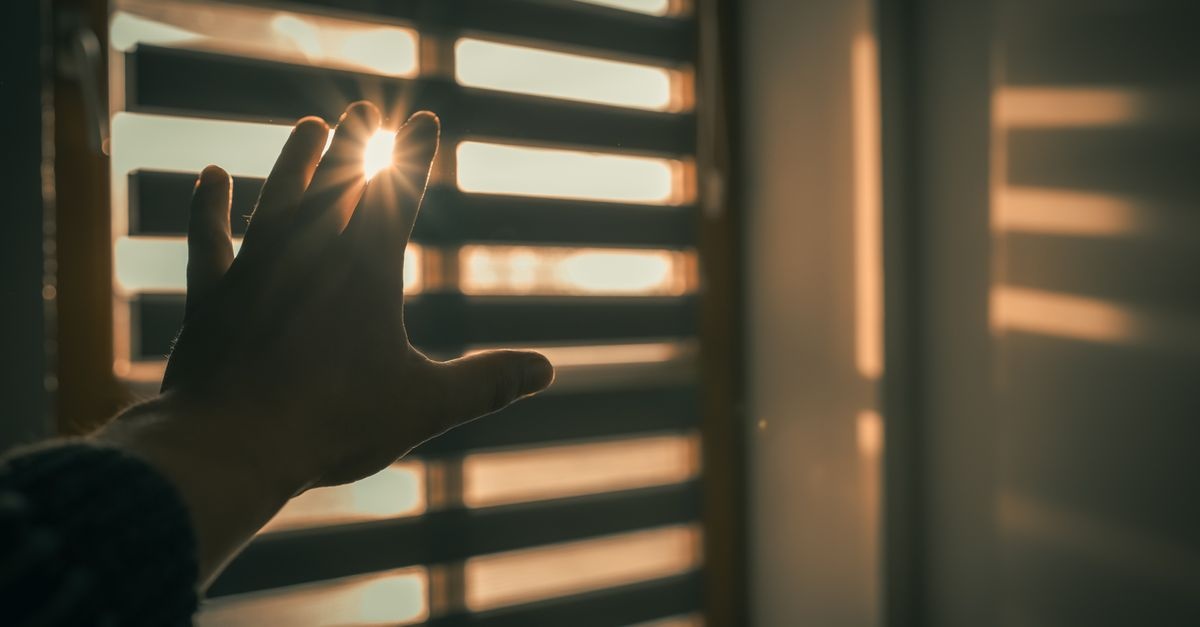 Zmień światło w styl: jak wybrać idealne rolety do każdego okna