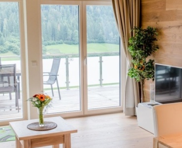 Mały salon z wyjściem na balkon: ustaw meble tak, by każdy centymetr pracował