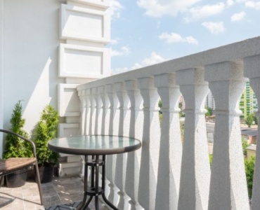 Balkon w bloku jak wakacyjny taras: metamorfoza na lato bez wielkich kosztów