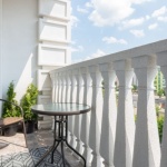 Balkon w bloku jak wakacyjny taras: metamorfoza na lato bez wielkich kosztów